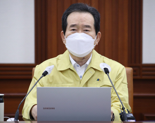 정세균 국무총리가 휴일인 13일 오전 정부서울청사에서 열린 신종 코로나바이러스 감염증(코로나19) 대응 중앙재난안전대책본부(중대본) 회의를 주재하며 발언하고 있다. <연합뉴스>